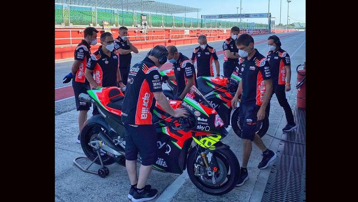 Kru Aprilia sedang menyiapkan motor di tes Misano