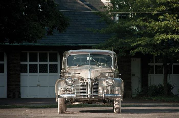 Tampak dari depan, Pontiac Ghost Car, mobil transparan pertama yang pernah dibuat di Amerika Serikat (AS)