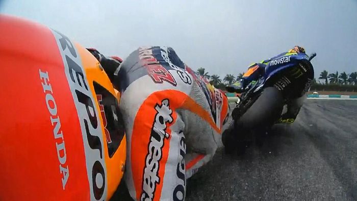 Marc Marquez terjatuh usai bertarung dengan Valentino Rossi di MotoGP Malaysia 2015