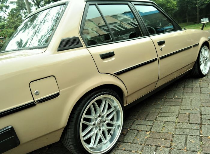 Bodi dipilih mirip Peugeot 505 GR berwarna cream solid