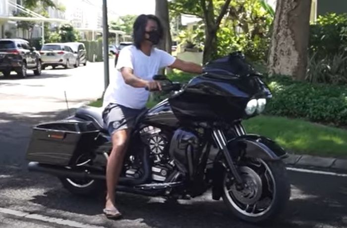 Dodit Mulyanto saat menjajal Harley-Davidson Road Glide barunya