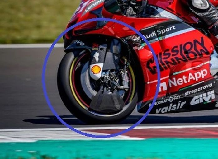 Di motor MotoGP Ducati Desmosedici GP20, ada cover baru berwarna hitam yang menutupi suspensi depan.