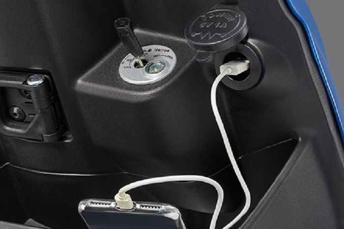 Motor baru Suzuki ini tersedia pengisian daya smartphone.