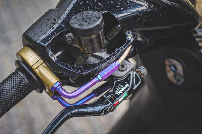 Pakai master rem Brembo dan gas spontan Domino