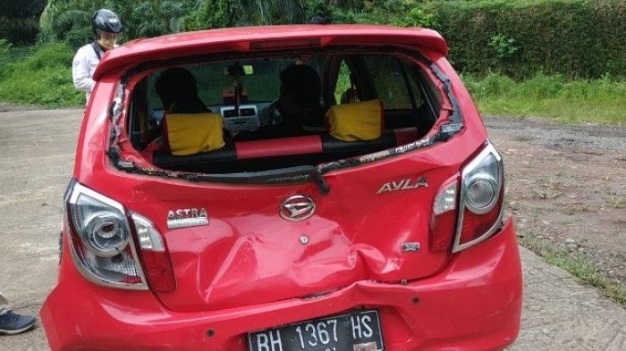 Daihatsu Ayla yang terlibat kecelakaan beruntun bersama tiga mobil lain di jalan AKBP Cek Agus, Palembang