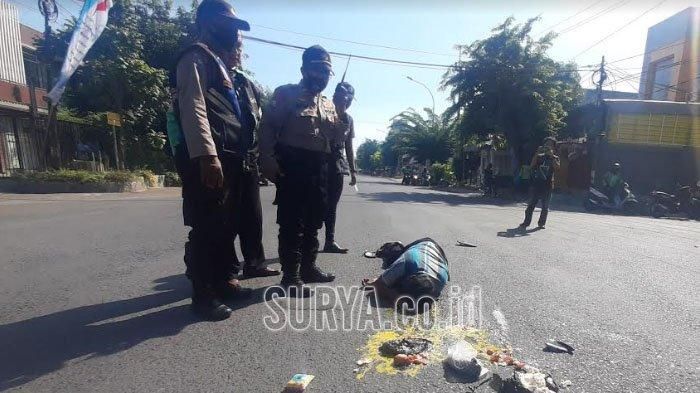 Pengendara Honda Vario di Surabaya tersungkur di tengah jalan dan hanya menjadi tontonan, Rabu (24/6/2020)