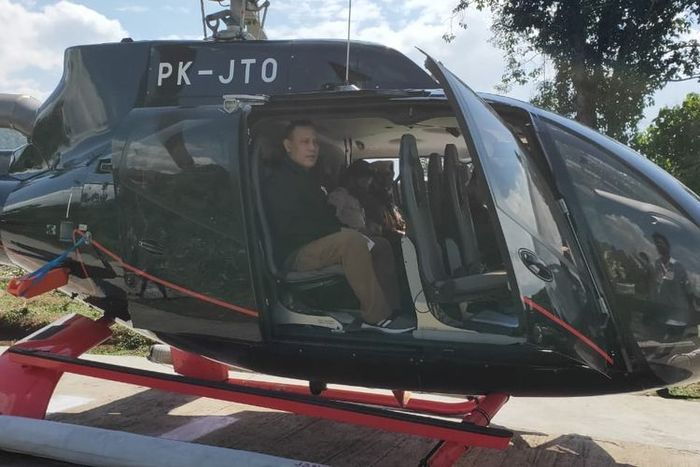 Ketua KPK, Firli Bahuri terlihat meunggangi helicopter saat perjalanan di Sumatera Selatan