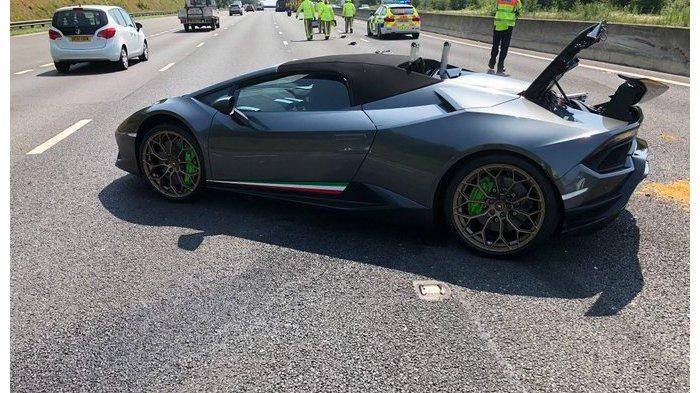 Kondisi mobil sport Lamborghini Huracan yang remuk di bagian kanan setelah ditabrak sebuah mobil van, namun sisi kirinya tetap terlihat mulus.