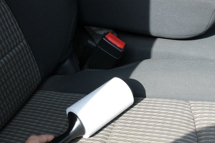 Gunakan lint roller untuk membersihkan jok mobil