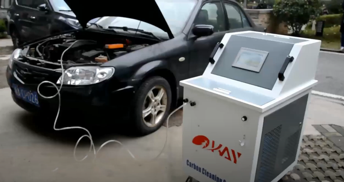 Ilustrasi. Proses membersihkan mesin dari kerak karbon dengan cara engine decarbonizing.