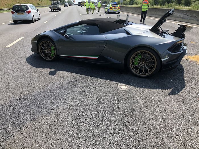 Lamborghini Huracan Spyder ringsek bodi belakangnya karena ditabrak van di jalan wilayah West Yorkshire, Inggris