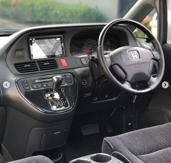 Honda Odyssey Absolute RA6 tahun 2004 kondisi bekas interior