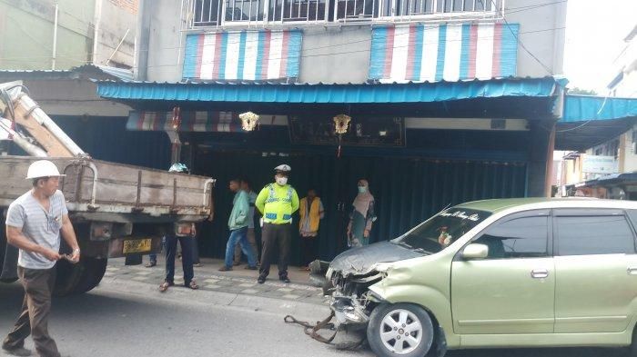 Toyota Avanza tabrak truk di Tanjung Balai Kota, Karimun, Kepulauan Riau
