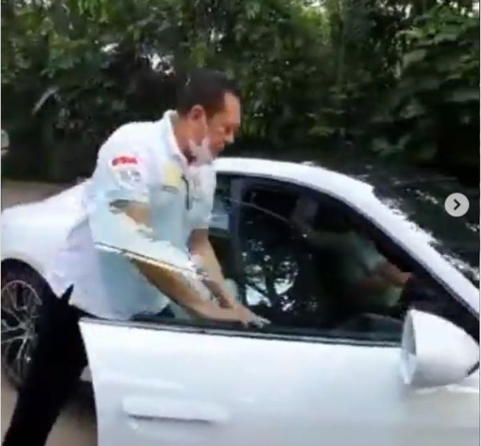 Ketua MPR RI, Bambang Soesatyo menjajal Porsche Taycan milik Raffi Ahmad