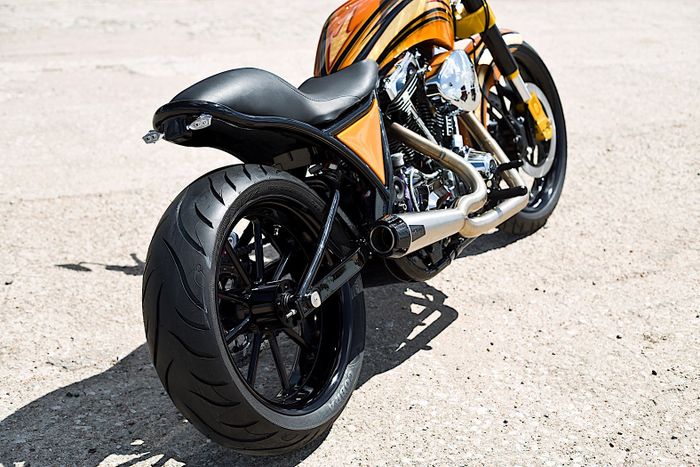 Kaki-kakinya kekar banget