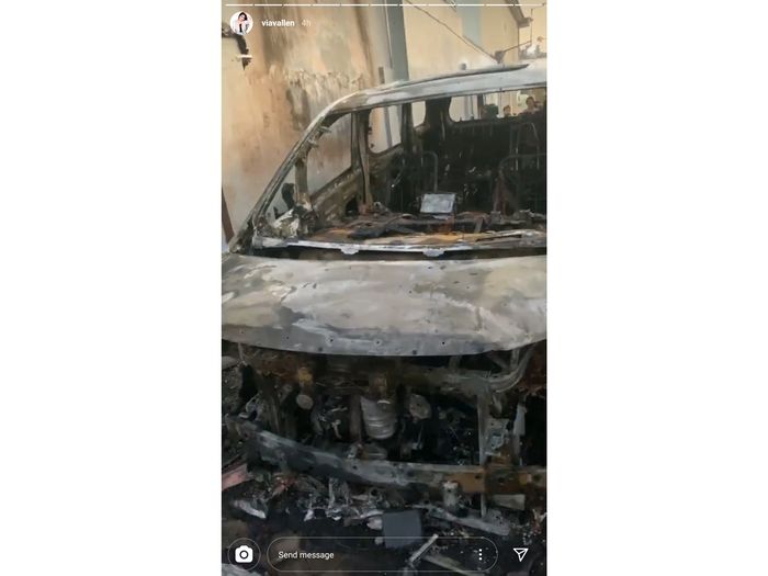 Bagian depan Toyota Alphard Via Vallen yang dibakar orang tak dikenal