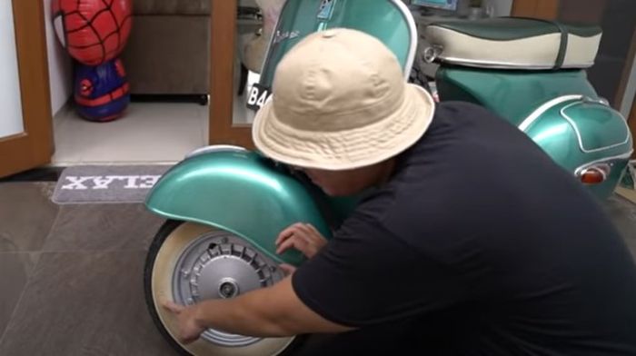 Melki Bajaj saat mengecek ukuran ring ban Vespa Kongo miliknya