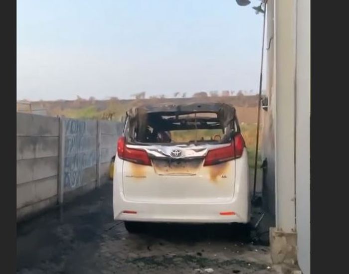 Toyota Alphard milik Via Vallen yang dibakar orang