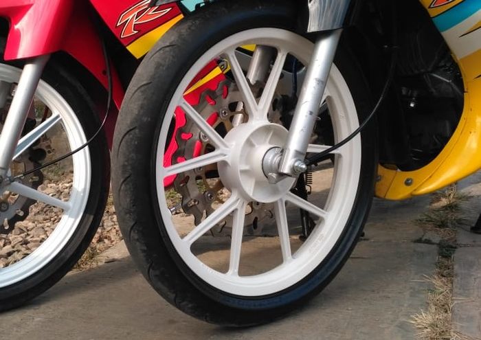 Pelek Daytona GP Wheel terpasang di Suzuki Satria 2-tak