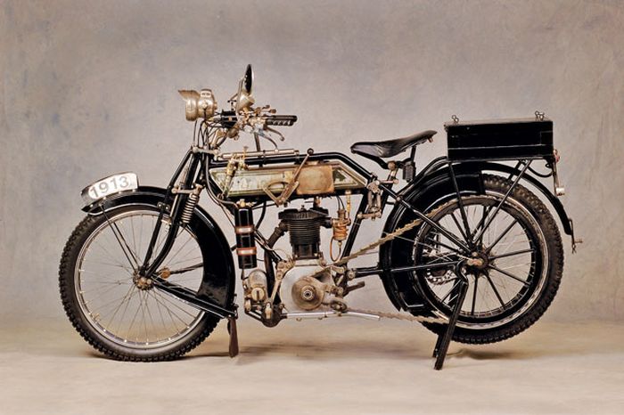 Salah satu model awal garpu model girder di motor Ariel tahun 1913.