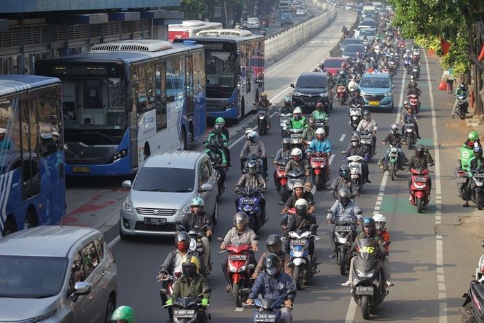 Sejumlah kendaraan terjebak kemacetan di Jalan Mampang Prapatan, Jakarta, Senin (8/6/2020). Pada pekan pertama penerapan Pembatasan Sosial Berskala Besar (PSBB) transisi dan hari pertama dimulainya kembali aktivitas perkantoran, arus lalu lintas di sejumlah jalan di DKI Jakarta terpantau padat hingg