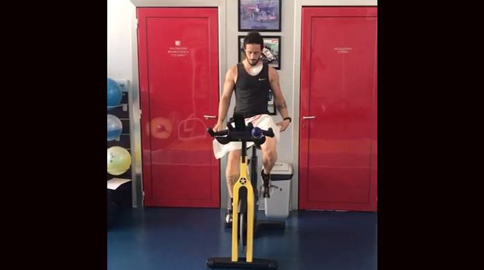 Andrea Dovizioso baru selesai operasi tulang selangka kiri udah langsung latihan fisik di gym. Katanya biar sudah fit 100% pas MotoGP Spanyol di Jerez, (19/7/2020) nanti