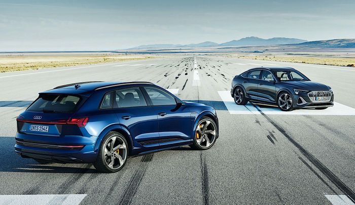 Audi e-tron S (kiri) dan Audi e-tron S sportback (kanan)