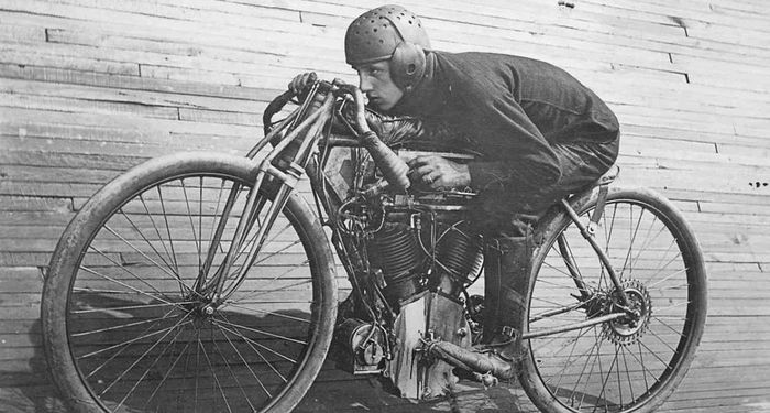 Ilustrasi pembalap board tracker jaman dulu.