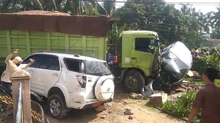 Toyota Rush dinas yang terlibat kecelakaan beruntun di Tanggamus, Lampung