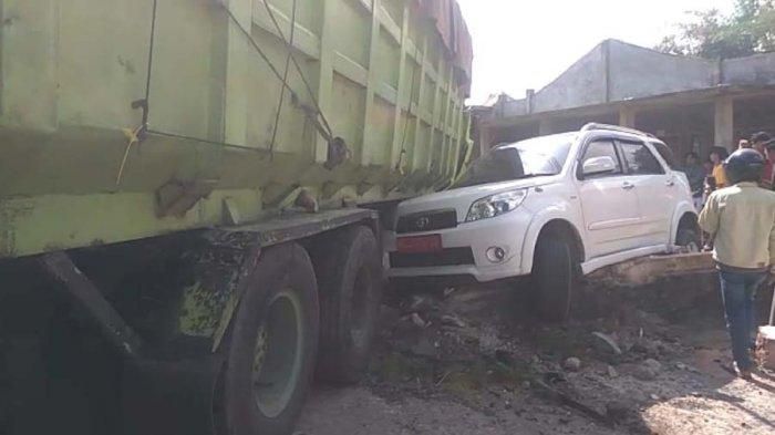 Kondisi Toyota Rush yang diseruduk bersama empat mobil dan satu motor oleh truk tronton di Tanggamus, Lampung