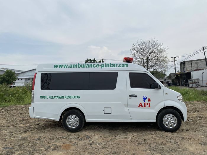 Bagian eksterior DFSK Super Cab Ambulans dilengkapi dengan sirene, stiker, dan kaca film