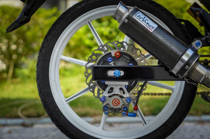 Muffler pakai LeoVince 