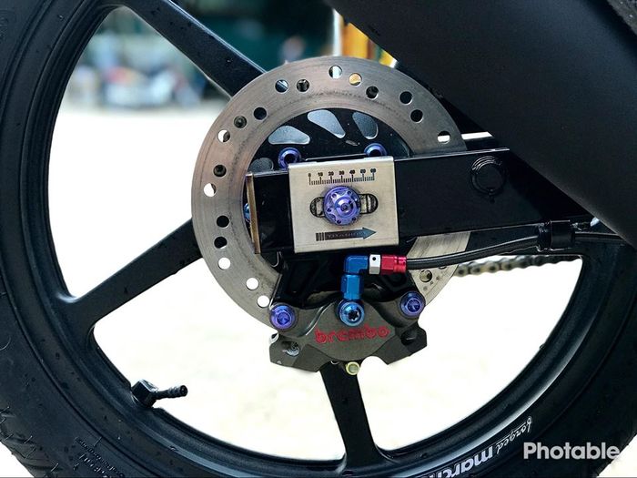 Rem belakang pakai kaliper Brembo