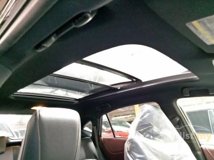 Panoramic roof di Toyota Harrier gen 2