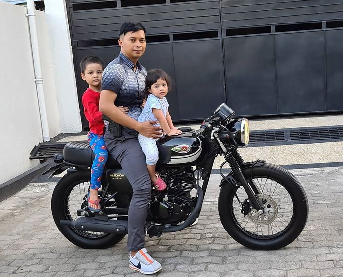 AKP Priyono Suhartono membonceng dua anaknya di atas Kawasaki W175 bergaya cafe racer