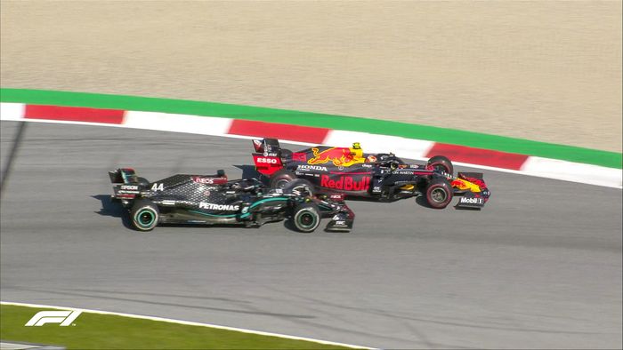 Lewis Hamilton yang berada di sisi bagian dalam lintasan menyenggol ban belakang Alexander Albon dan membuat pembalap Red Bull tersebut keluar lintasan di F1 Austria 2020