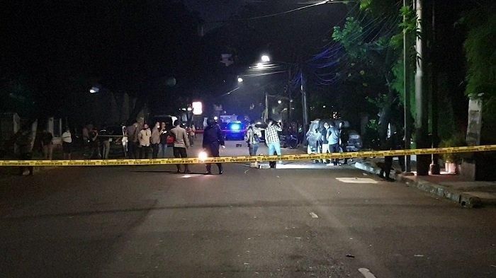 Polisi masih menutup lokasi ledakan di Jalan Yusuf Adinata di Menteng, ledakan diduga berasal dari sekitar Mitsubishi Pajero di sebelah kanan foto 