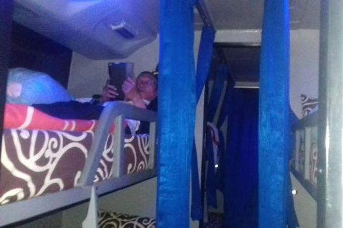 Kabin sleeper bus bisa untuk tidur sebagai kasur penumpangnya