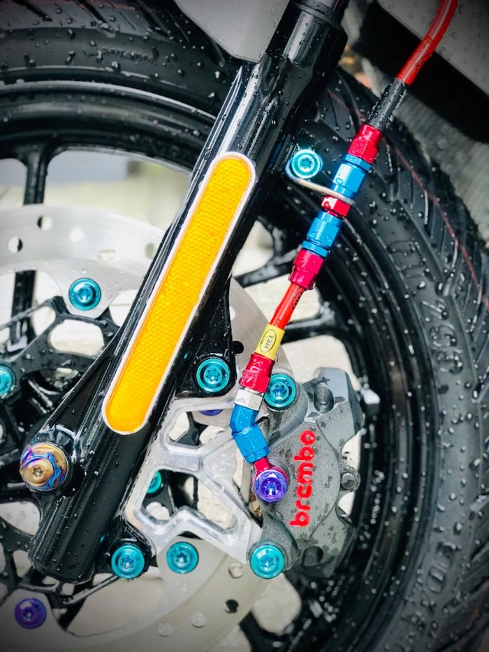 Rem depan diupgrade pakai kaliper Brembo
