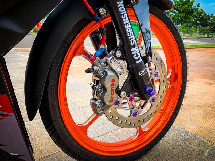 Kaliper Brembo empat piston dan cakram oversize