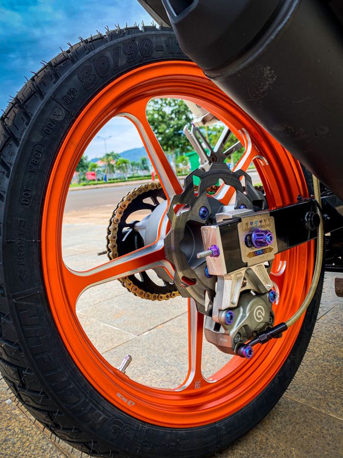 Rem belakang juga diupgrade pakai kaliper Brembo