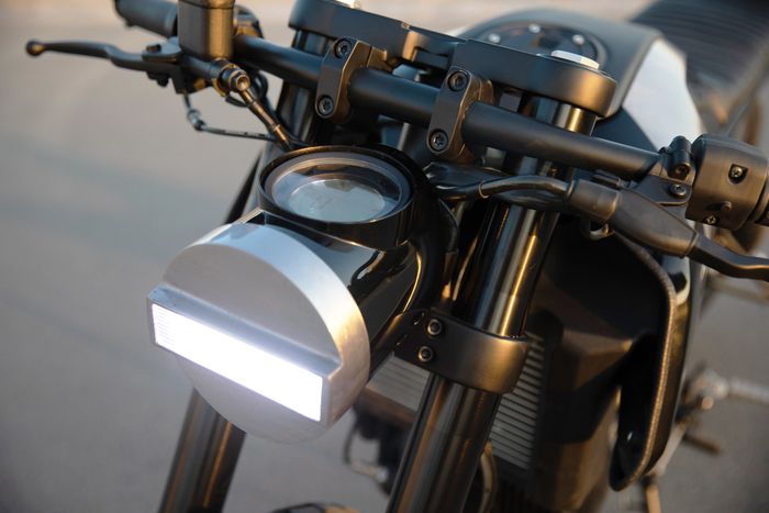 Tampilan kokpit dan headlampnya unik banget