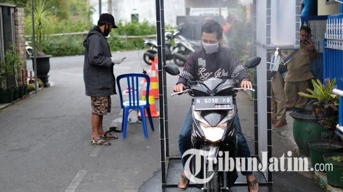 Warga masuk Desa Mojorejo, Kecamatan Junrejo, Kota Batu disemprot disinfektan