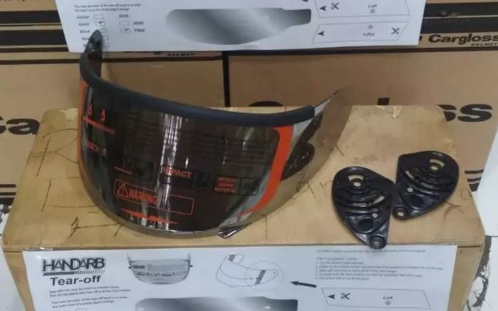 Ilustrasi paket flat visor dan rachet helm aftermarket