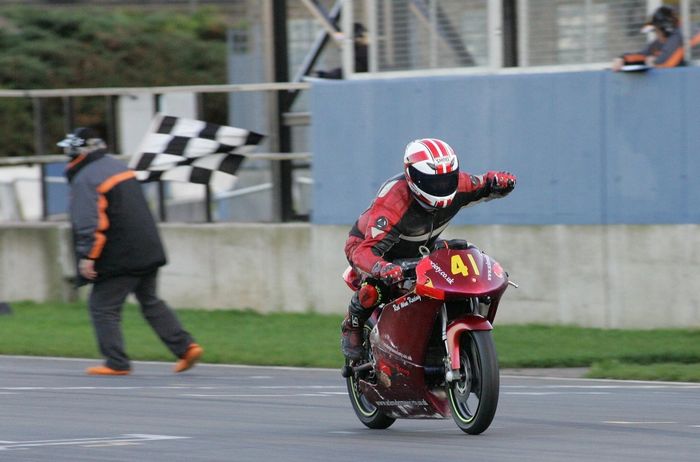 Martin Jarvis saat memenangkan salah satu seri British Supermono Championship