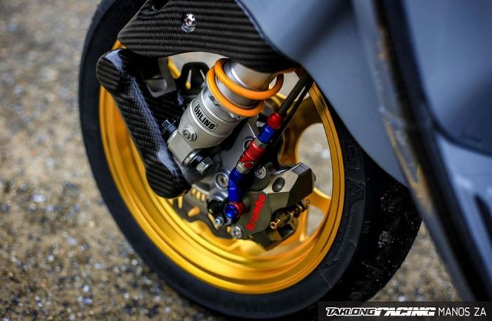 Pelek Maru's Factory dan pengereman Brembo untuk kaki depan Vespa Sprint ini