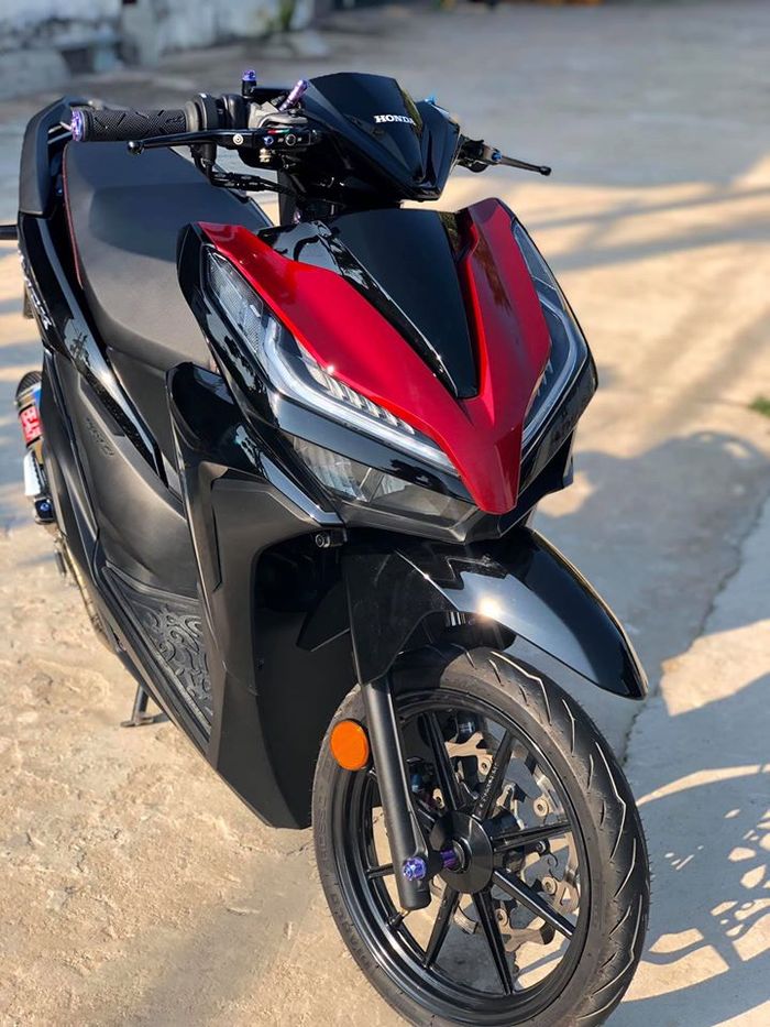 Dengan bodi serba hitam dan sedikit aksen merah di wajah membuat Honda Vario 150 ini terlihat sangar