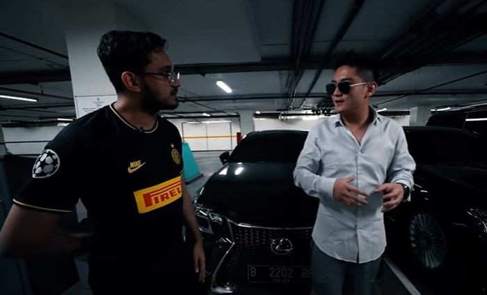 Amrit Punjabi dan Boy William sedang ngobrol soal koleksi mobil anak bos sinetron