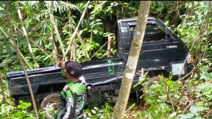 Mitsubishi Colt T120SS ditemukan tersangkut di tebing hutan, lokasi disisir tak ada orang, diduga sengaja dibuang