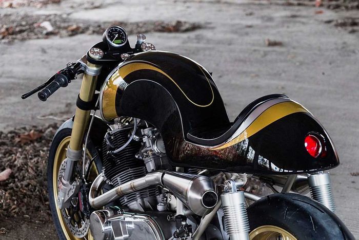Banana tank  dipadukan dengan buntut tawon khas cafe racer